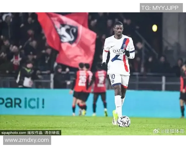 足总杯激战：巴黎圣日耳曼与波尔图平局红牌事件引发全场热议